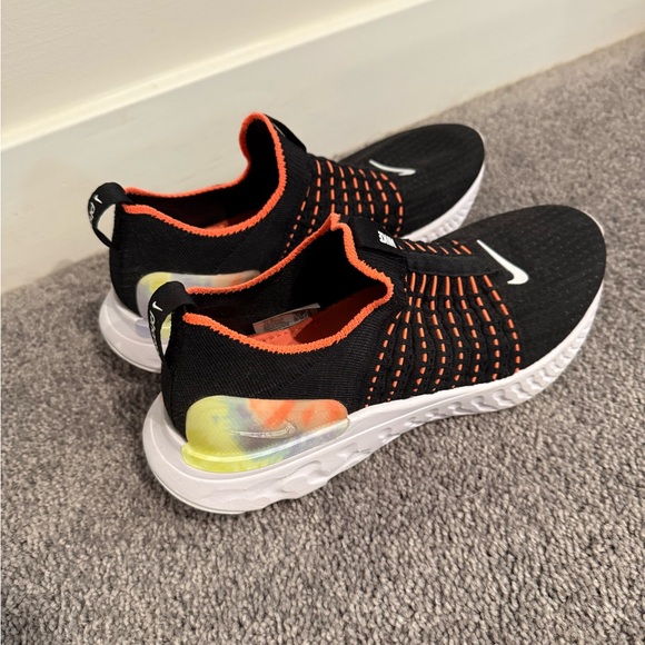 Nike athletic shoes 8.5 - Picture 2 of 5